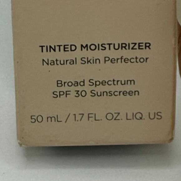 Laura Mercier Tinted Moisturizer Natural Skin Perfector SPF30 6N1 Mocha - Picture 4 of 6